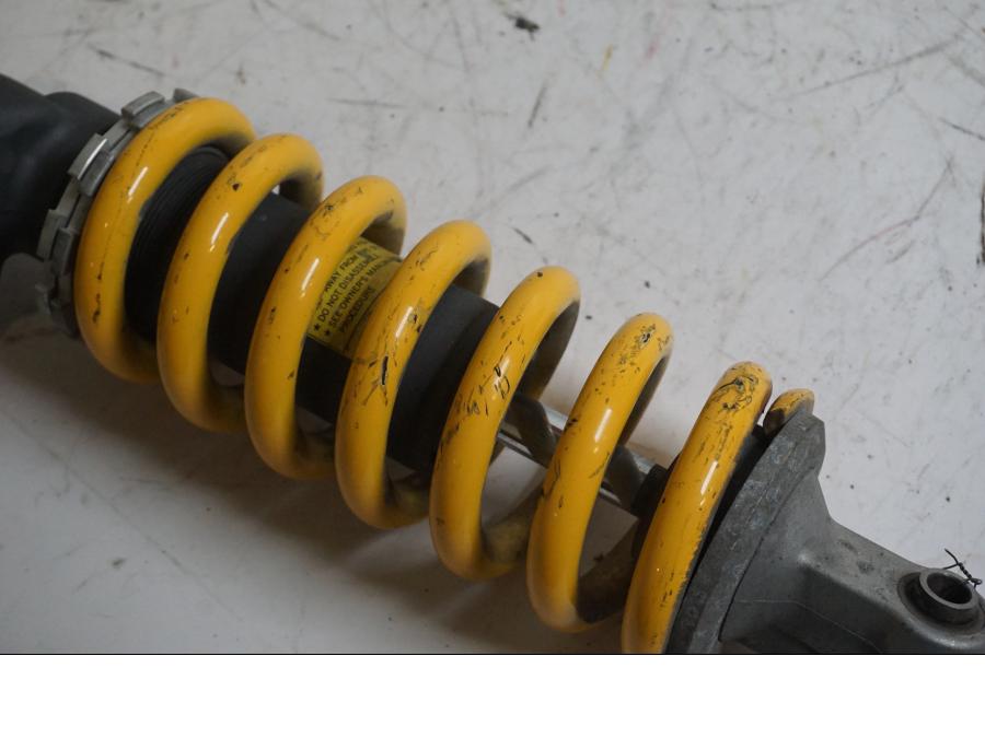 Snett uppifrån på Stötdämpare från en Triumph Daytona 675 -2011 motorcykel.