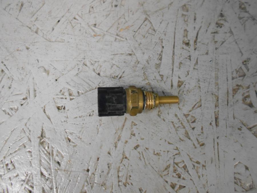 Framsidan på Vattentermostatgivare från en Suzuki VZ 1600 -2004 motorcykel.