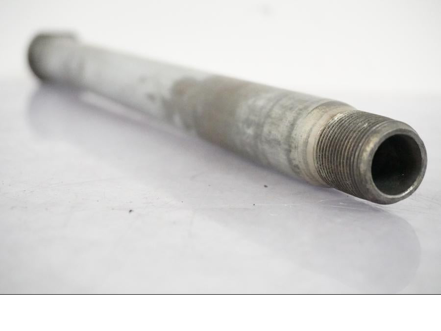 Höger sida på Axel från en Suzuki GSX-R 1000 -2008 motorcykel.