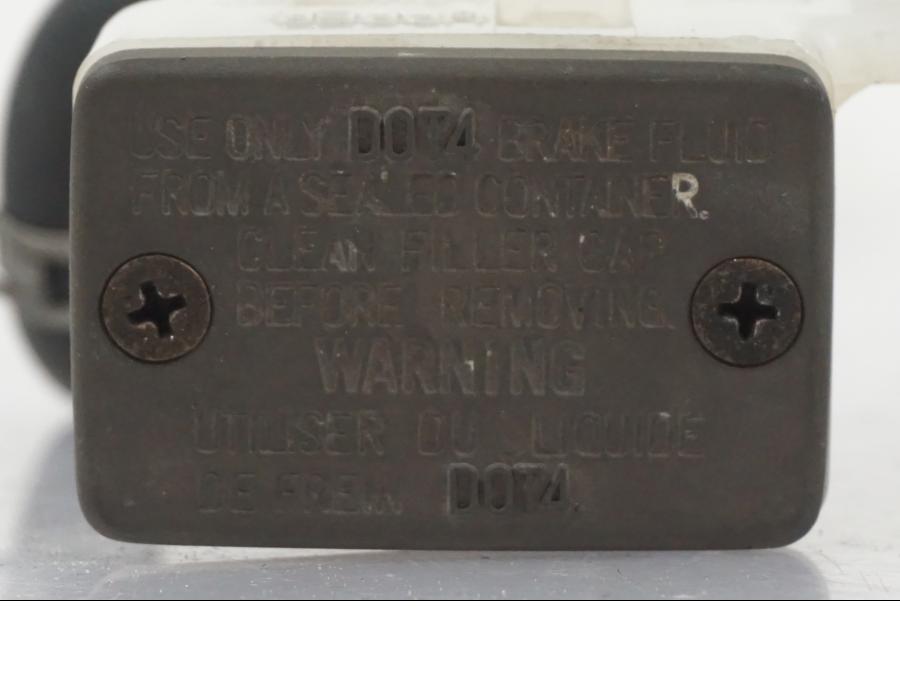 Vänster sida på Bromsvätskebehållare från en Suzuki SV 650 S -2005 motorcykel.