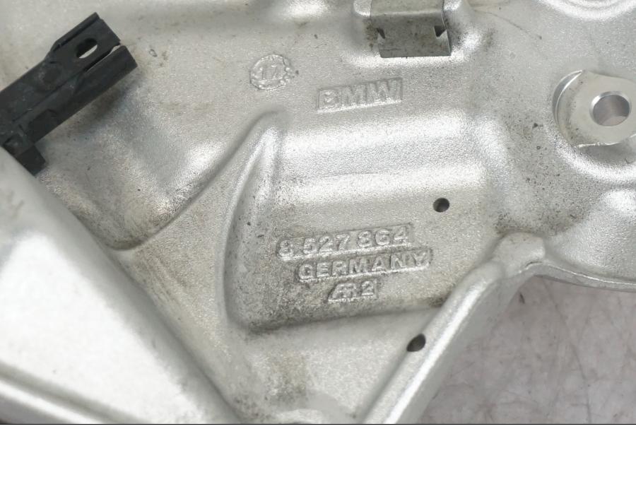 Vänster sida på Fotpinnefäste från en BMW F 800 R -2018 motorcykel.