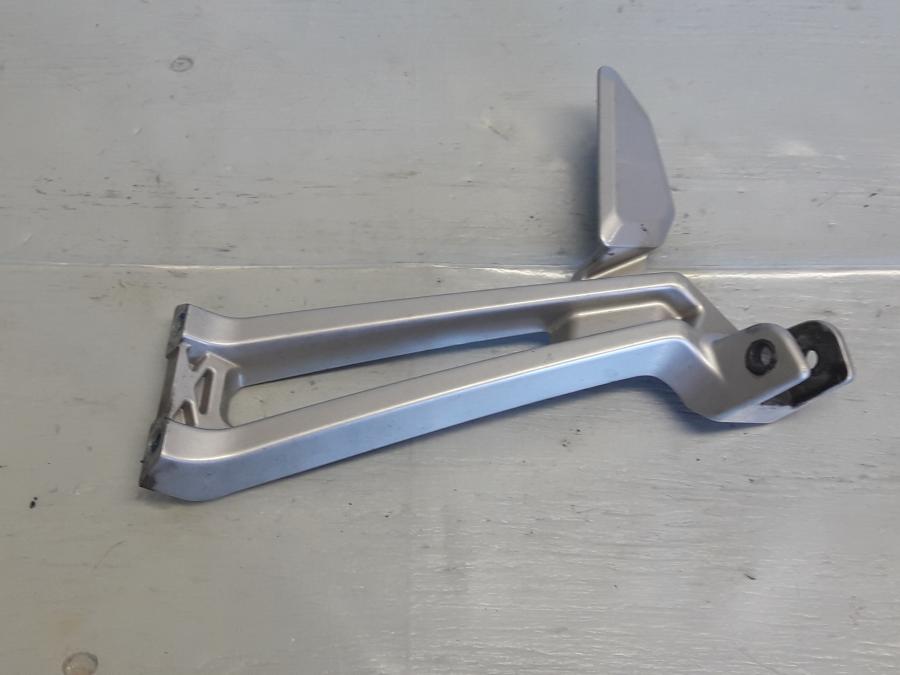 Framsidan på Fotpinnefäste från en Yamaha MT 125 -2017 motorcykel.