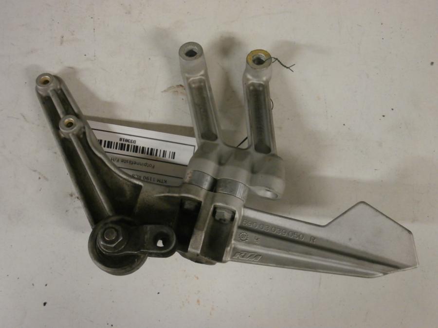 Baksidan på Fotpinnefäste från en KTM RC8 -2008 motorcykel.