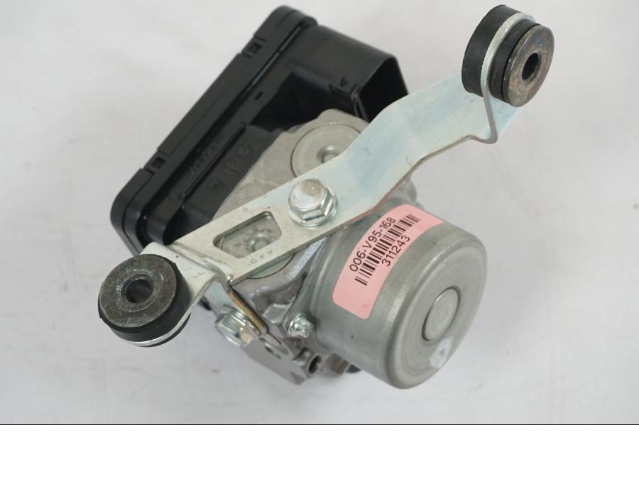 Vänster sida på ABS Modulator från en Kawasaki Z 900 -2021 motorcykel.