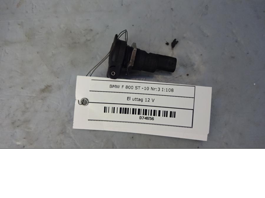 Framsidan på El uttag 12 V från en BMW F 800 ST -2010 motorcykel.