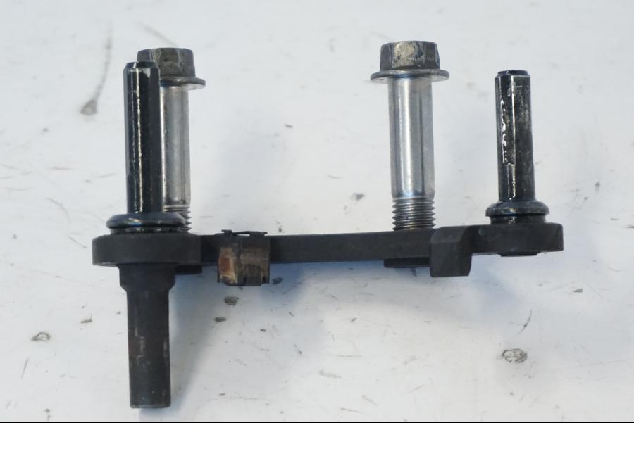 Snett nerifrån på Bromsoksfäste från en Kawasaki ER-6N -2012 motorcykel.