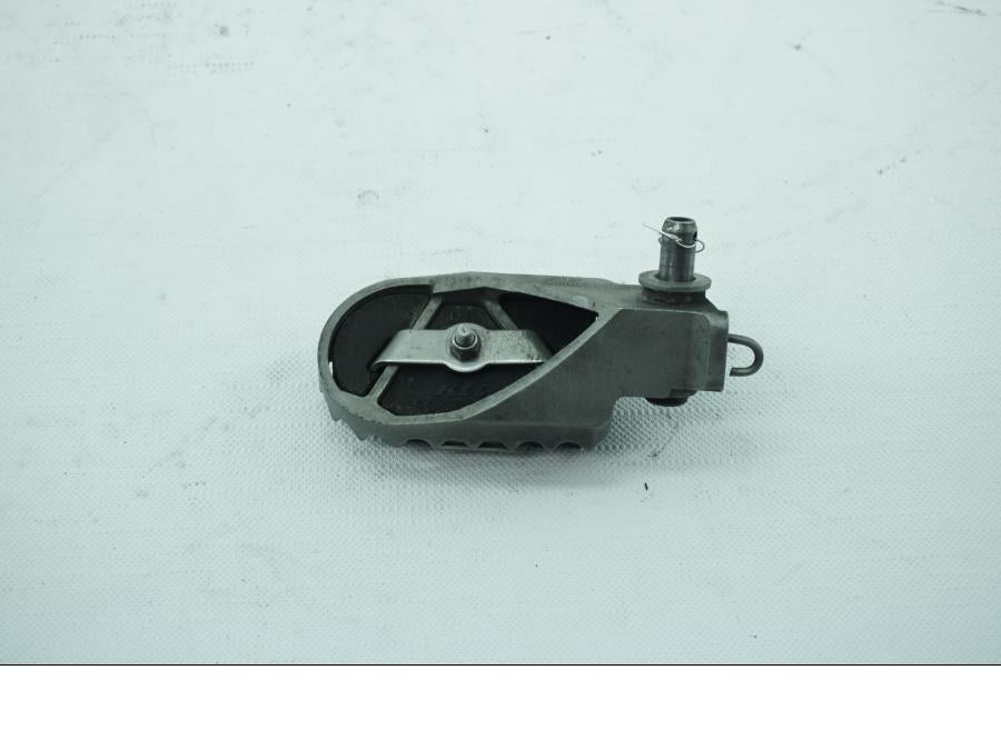 Baksidan på Fotpinne från en KTM 950 SM -2006 motorcykel.