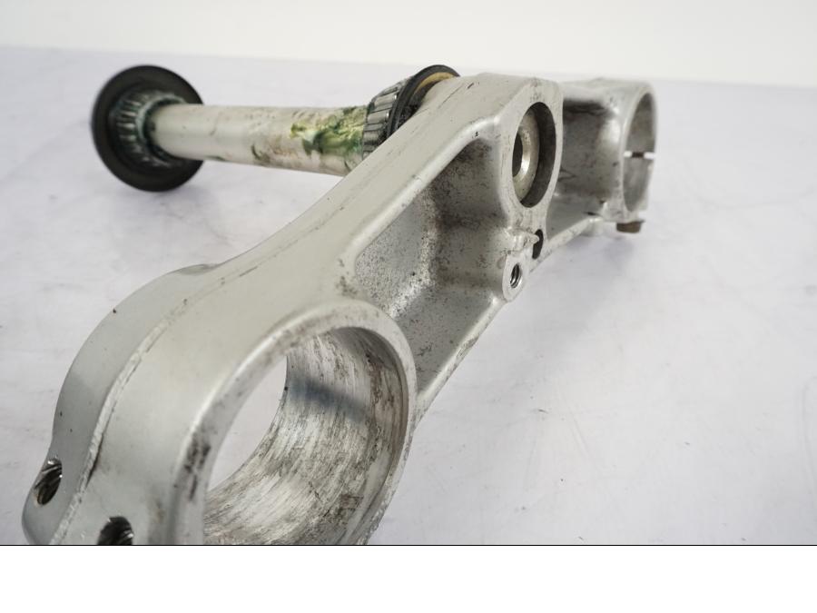 Snett nerifrån på Gaffelkrona från en Honda CBR 900 RR -2003 motorcykel.