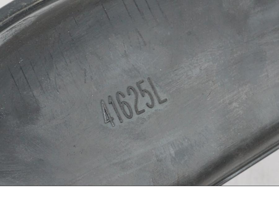 Snett uppifrån på Bakskärmskromstag från en Suzuki VZR 1800 -2009 motorcykel.