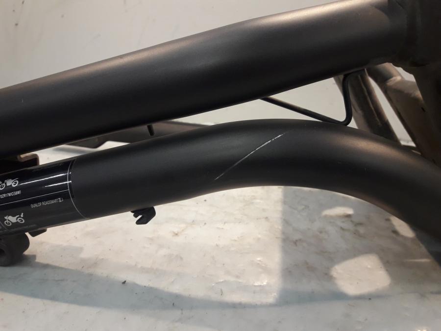 Vänster sida på Sving från en Kawasaki ER-6N -2015 motorcykel.