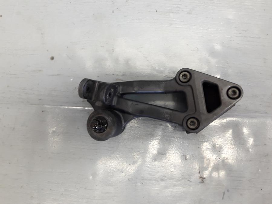 Framsidan på Fotpinnefäste från en Kawasaki ZZR 1100 -1990 motorcykel.