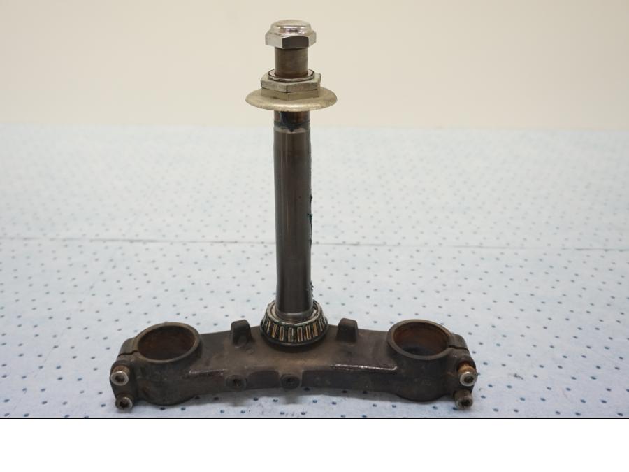 Framsidan på Gaffelkrona från en Triumph Tiger -2001 motorcykel.