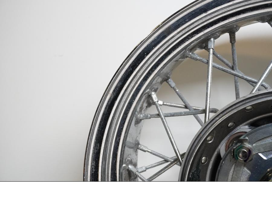 Extrabild6 på Fälg från en Yamaha XVS 1100 -2001 motorcykel.