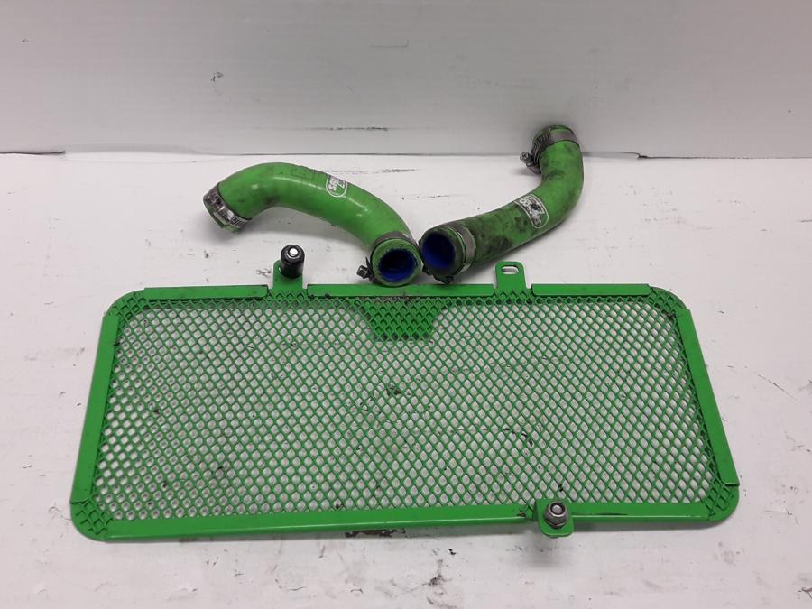 Baksidan på Vattenkyldekor från en Kawasaki ER-6N -2015 motorcykel.