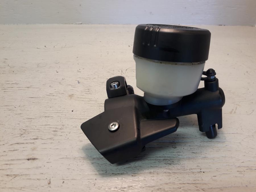 Baksidan på Bromshuvudcylinder från en BMW K 1200 S -2008 motorcykel.