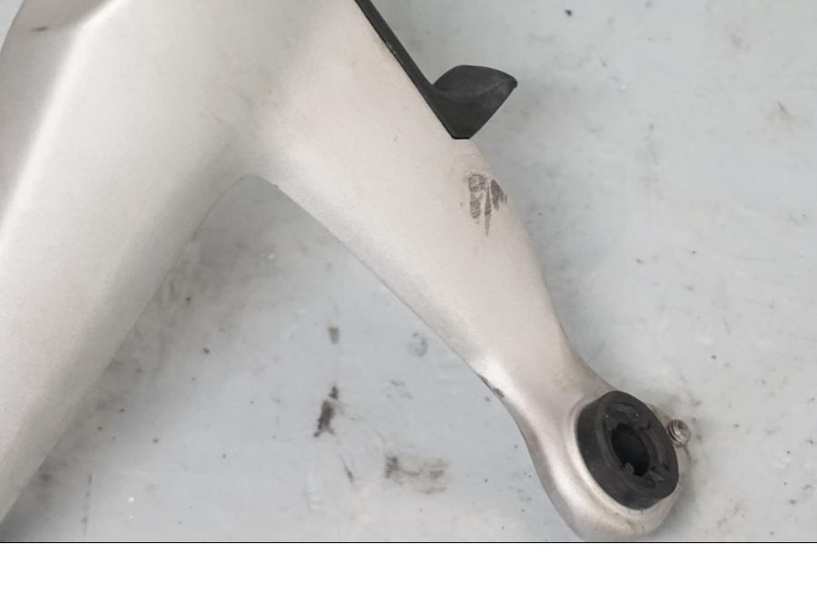 Baksidan på Strålkastarfäste från en Triumph Street Twin -2016 motorcykel.