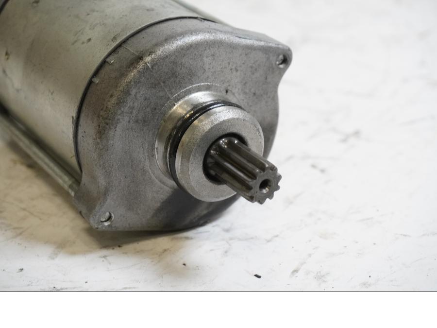 Baksidan på Startmotor från en Honda XL 650 V -2000 motorcykel.