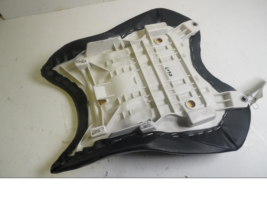 Höger sida på Sadel från en Yamaha YZF R6 -2006 motorcykel.