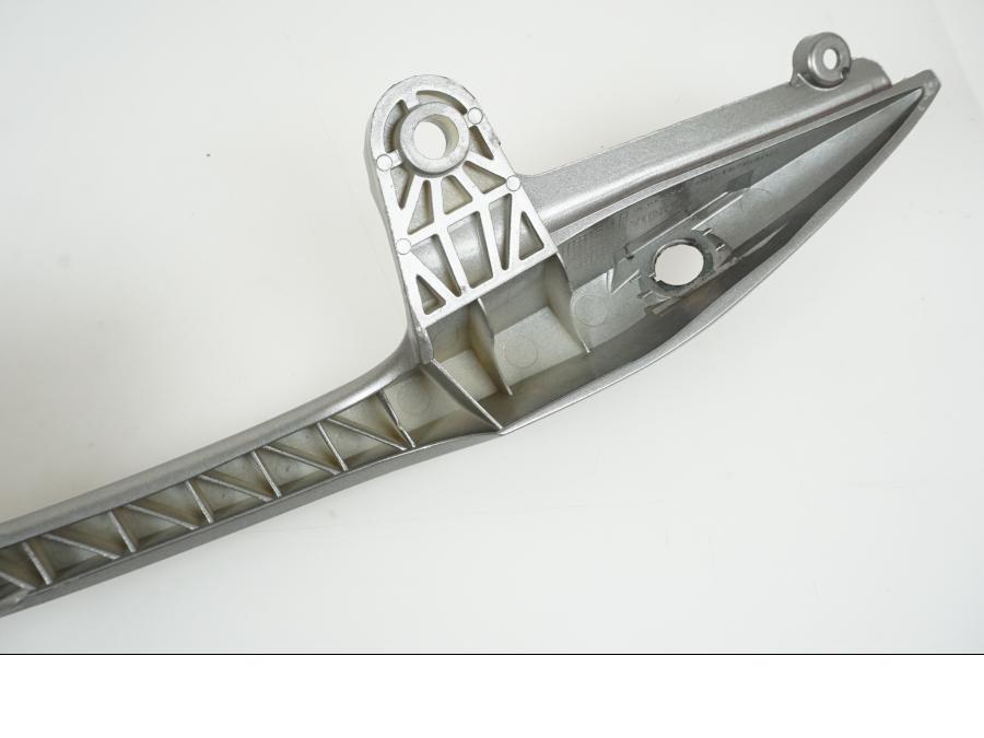 Snett nerifrån på Passagerarhandtag från en Honda NT 700 -2008 motorcykel.