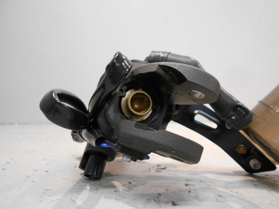 Vänster sida på Bromshuvudcylinder från en Kawasaki Ninja H2 -2018 motorcykel.