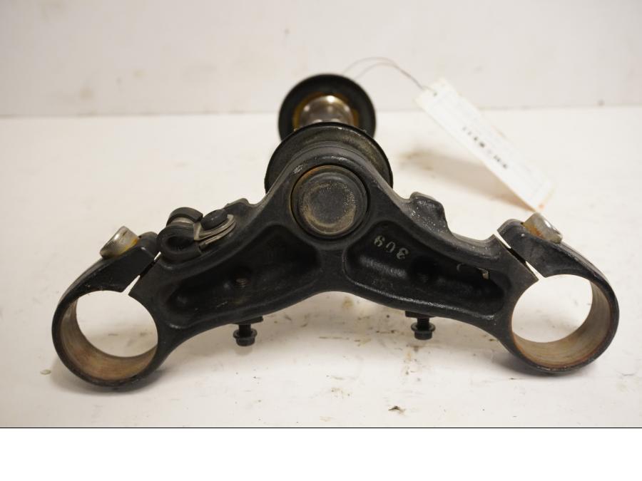 Baksidan på Gaffelkrona från en Triumph Bonneville -2004 motorcykel.