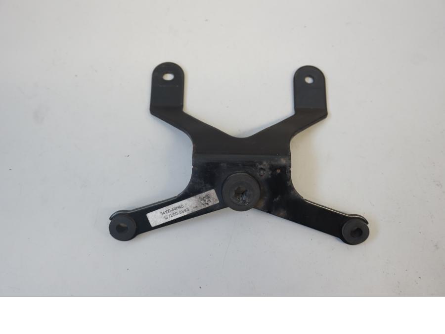 Baksidan på Instrumentpanelsfäste från en Suzuki SFV 650 A Gladius -2012 motorcykel.