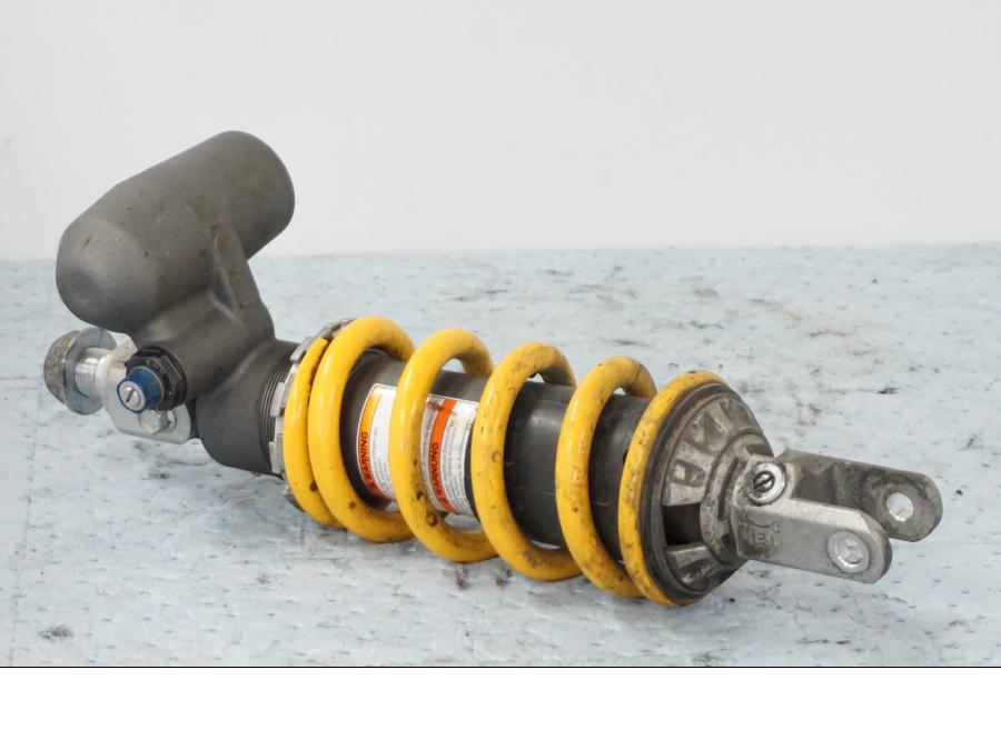 Snett uppifrån på Stötdämpare från en Suzuki GSX-R 1000 -2008 motorcykel.