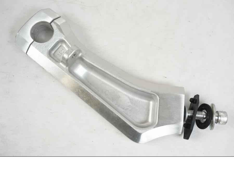 Extrabild2 på Styrfäste från en Suzuki VZR 1800 -2009 motorcykel.