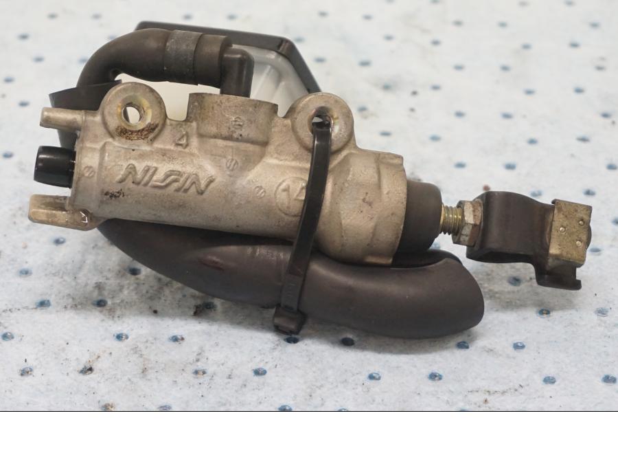 Baksidan pÄ Bromshuvudcylinder frÄn en Honda VTR 1000 F -1997 motorcykel.