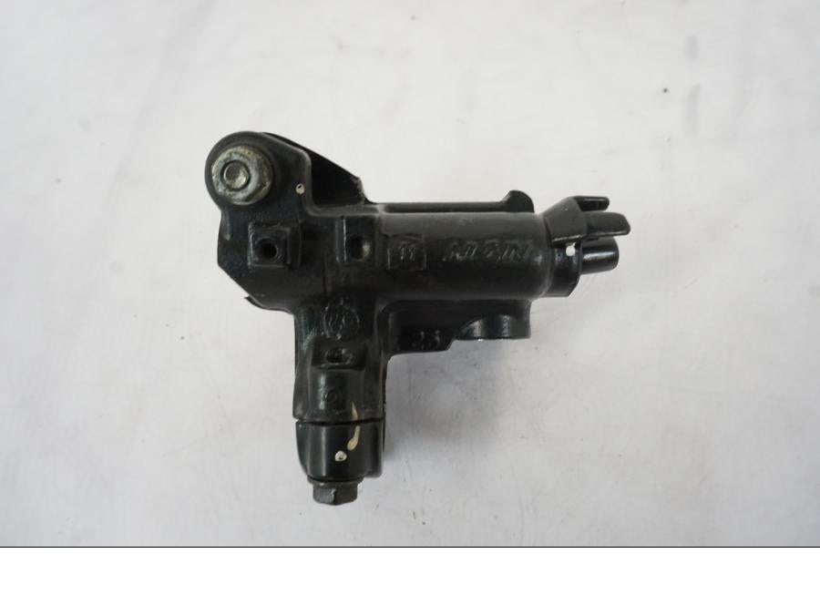 Snett nerifrån på Bromshuvudcylinder från en Honda CBR 125 R -2006 motorcykel.