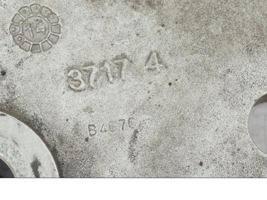 Snett nerifrån på Bromsoksfäste från en BMW F 700 GS -2014 motorcykel.