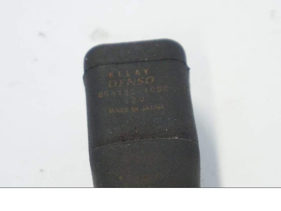 Vänster sida på Relä från en Kawasaki ZR-7 -2001 motorcykel.