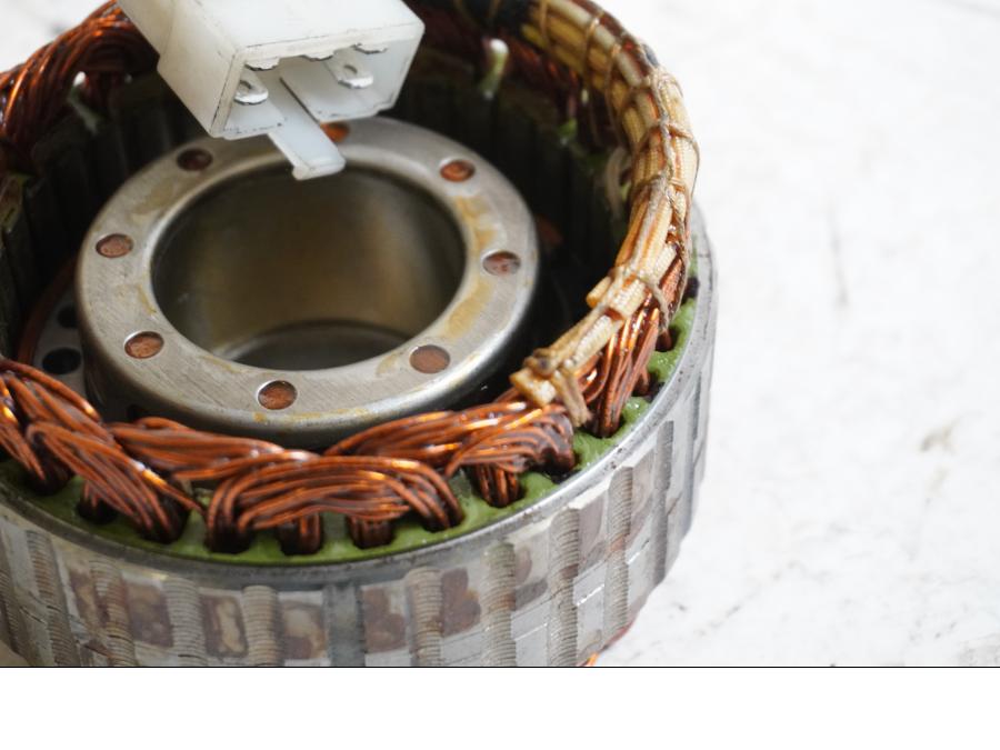 Baksidan på Generator från en Honda CB 750 SF -2003 motorcykel.