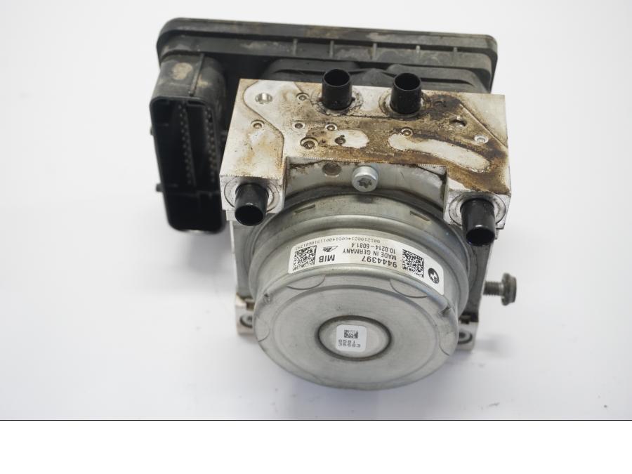 VÀnster sida pÄ ABS Modulator frÄn en BMW R 1250 GS -2019 motorcykel.