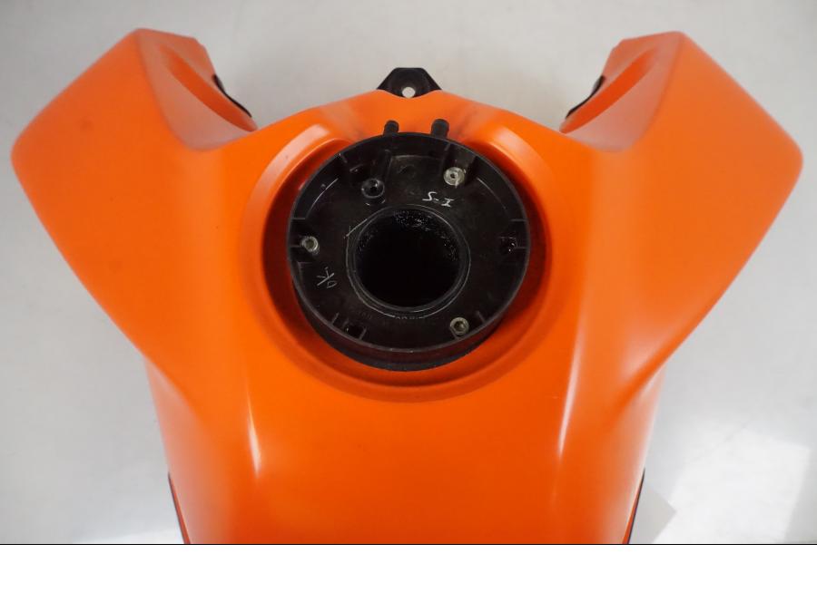 Vänster sida på Bensintank från en KTM 390 Adventure -2021 motorcykel.