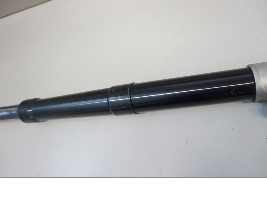 Vänster sida på Gaffelben från en BMW R 1200 GSA -2011 motorcykel.