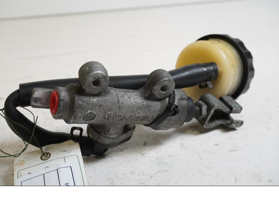 Baksidan på Bromshuvudcylinder från en Honda CBR 900 RR -1999 motorcykel.