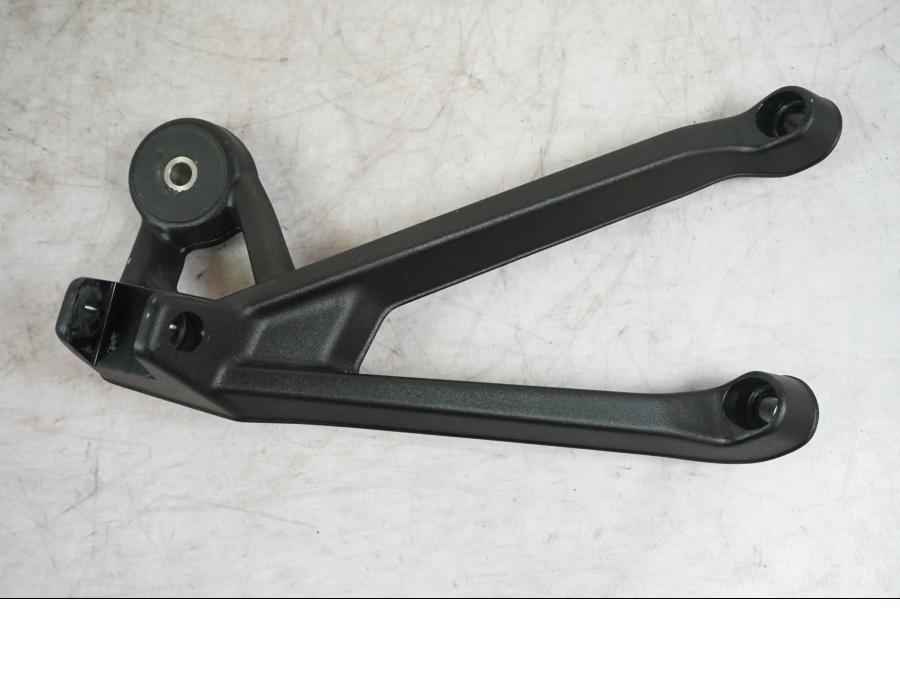 Baksidan på Fotpinnefäste från en BMW S 1000 XR -2019 motorcykel.