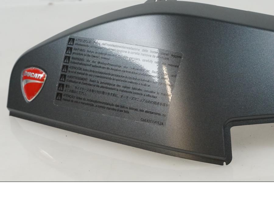 Vänster sida på Väskdekor från en Ducati Multistrada 1200S -2017 motorcykel.