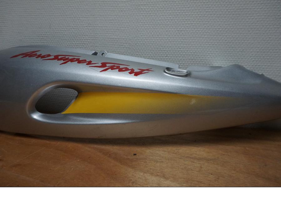 Höger sida på Bakvinge från en Yamaha YZF 600 R -1996 motorcykel.