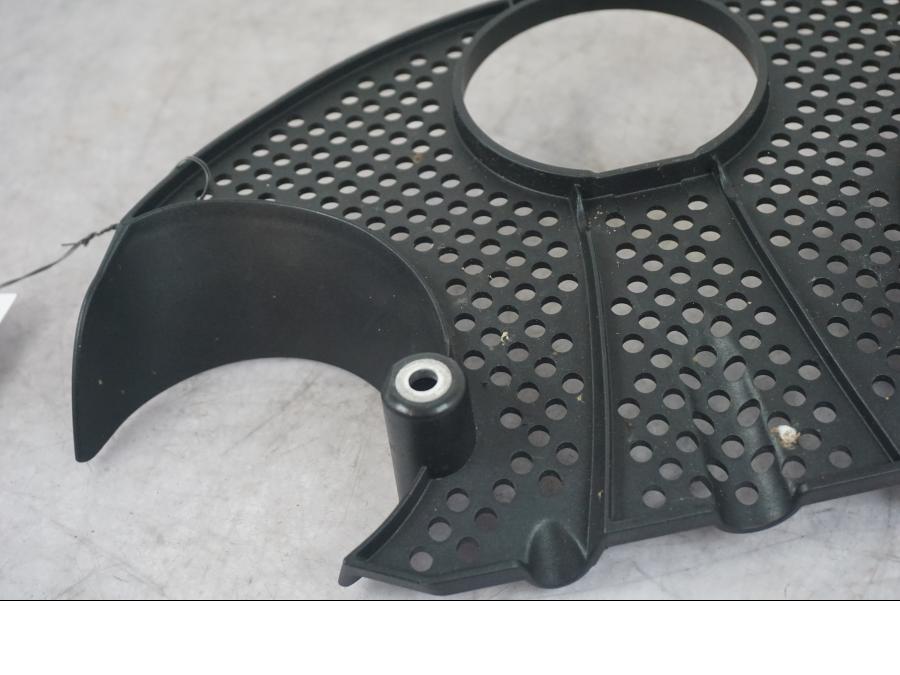 Snett nerifrån på Plast från en KTM 1290 Super Adventure S -2022 motorcykel.