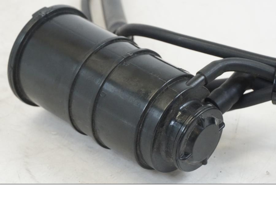 Snett uppifrån på Bensintanksavluftare från en Husqvarna 701 Supermoto -2020 motorcykel.