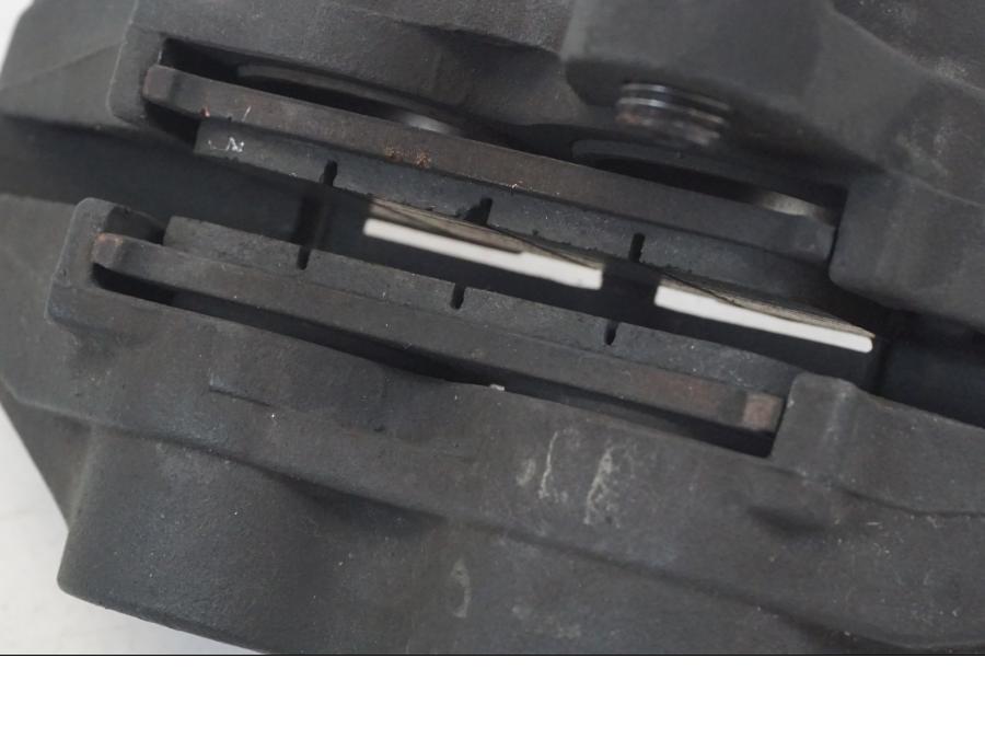 Snett uppifrån på Bromsok från en Triumph TT 600 -2002 motorcykel.