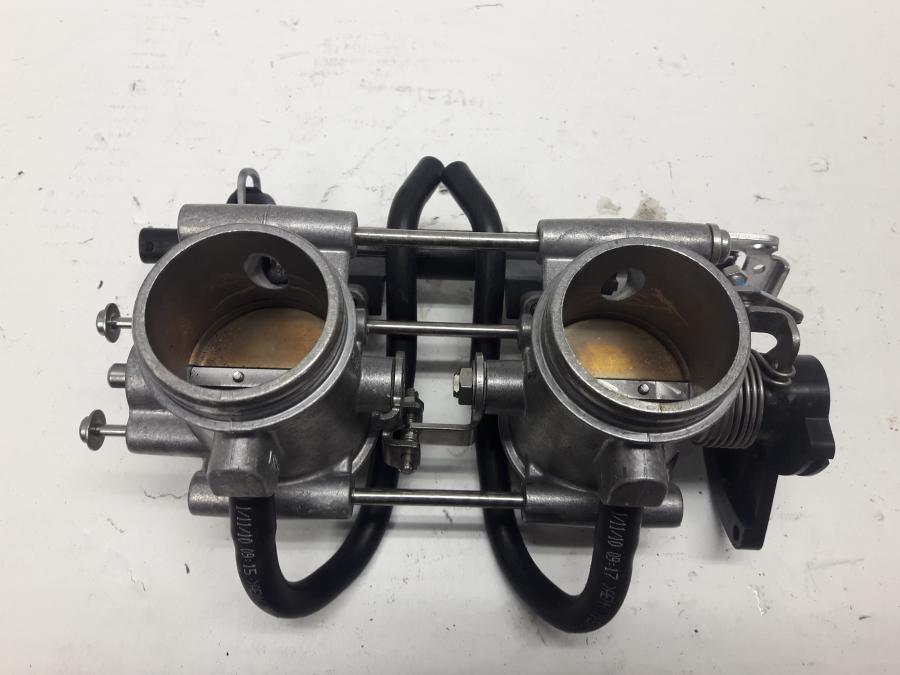 Snett nerifrån på Spjällhus från en BMW F 800 ST -2010 motorcykel.