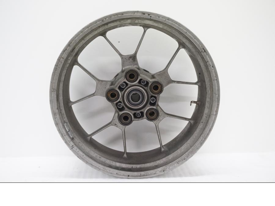 Baksidan på Fälg från en Aprilia SL 750 Shiver -2008 motorcykel.