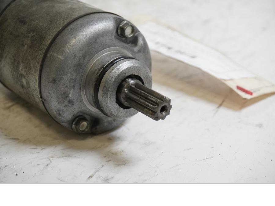 Baksidan på Startmotor från en Suzuki GSX-R 750 -1996 motorcykel.