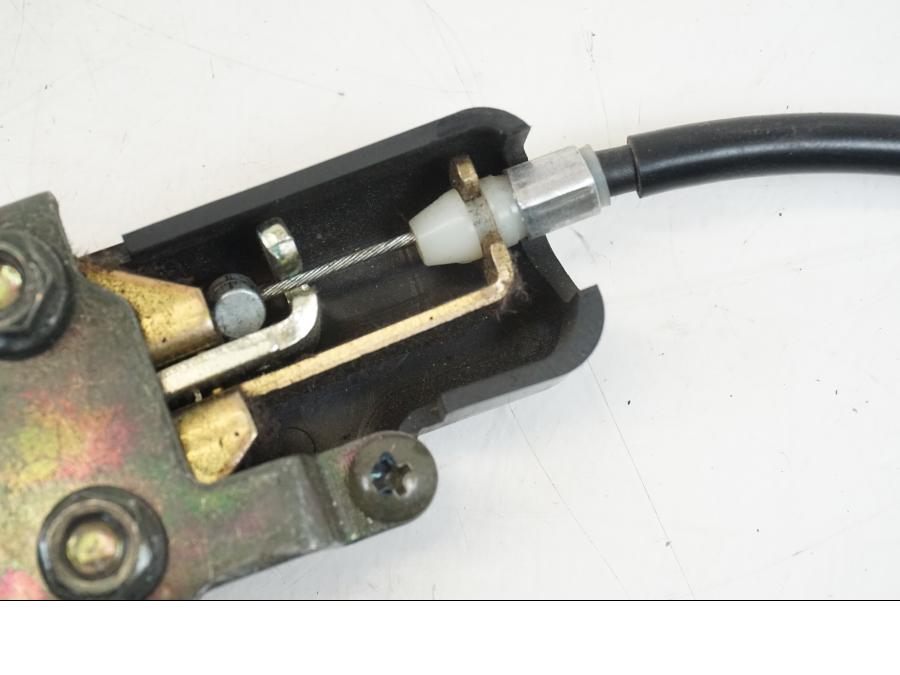 Snett nerifrån på Sadellåsmekanism från en Yamaha YZF 1000 R1 -2001 motorcykel.