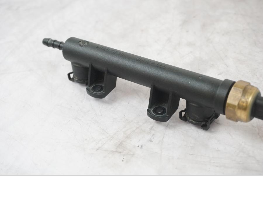 Vänster sida på Fuel Rail från en BMW F 800 R -2018 motorcykel.