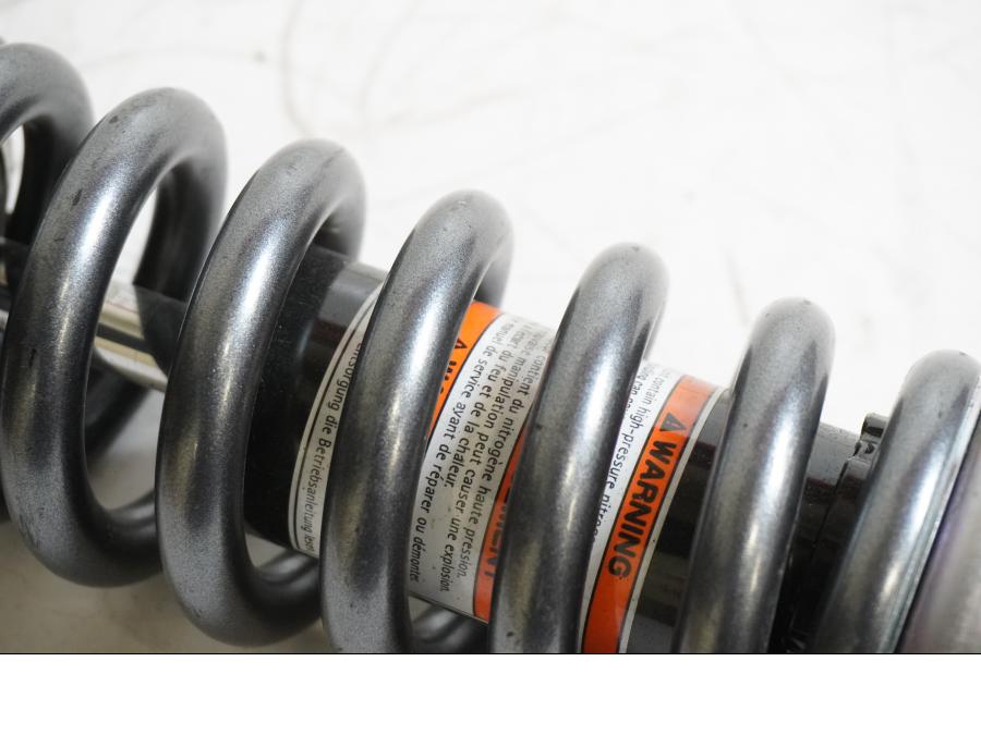 Snett uppifrån på Stötdämpare från en Suzuki GSF 650 -2011 motorcykel.