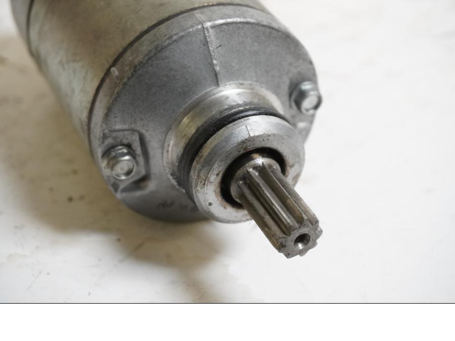 Baksidan på Startmotor från en Suzuki GSX-R 600 -2004 motorcykel.